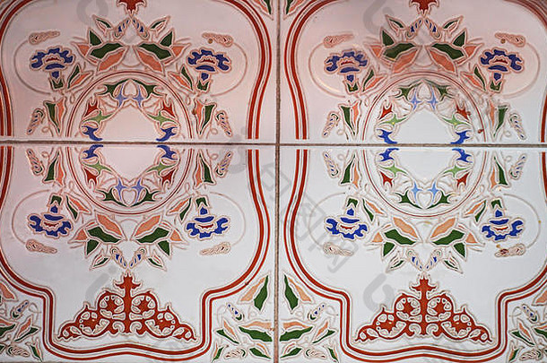 老房子正面的传统瓷砖细节。装饰瓷砖。瓦伦西亚传统瓷砖。花饰。