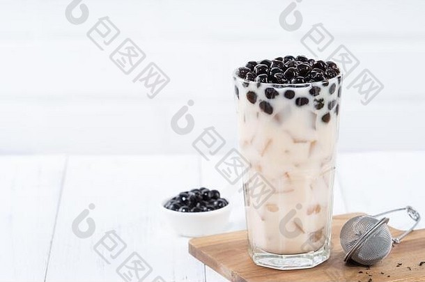 泡沫牛奶茶木薯珍珠一流的著名的台湾喝白色木表格背景喝玻璃关闭复制空间