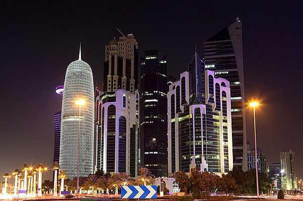 晚上，多哈市中心的阿尔达夫纳。卡塔尔、中东
