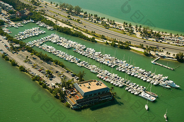 美国佛罗里达州迈阿密戴德县迈阿密码头停靠船只鸟瞰图