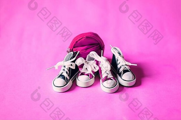 粉色<strong>运动</strong>鞋和红色背包以紫色为背景。小型鞋和包。为文本空间。<strong>运动</strong>风格。