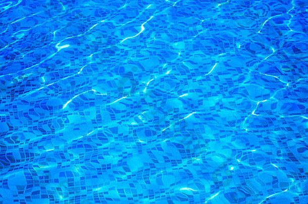 纯清晰的蓝色的水游泳池夏天背景
