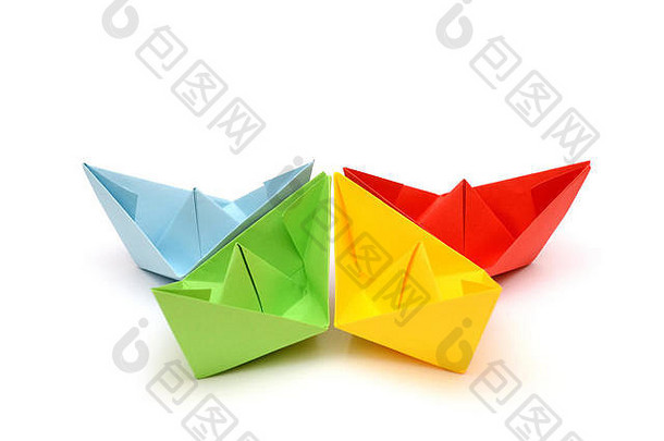 船舶折纸。纸船。五颜六色的人物。运输折纸