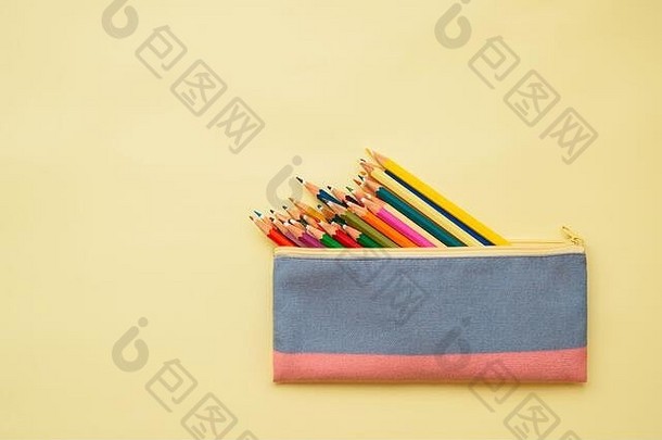 盒里的彩色铅笔