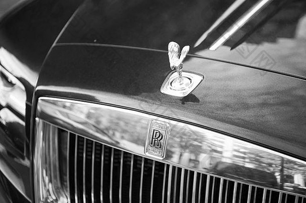 法国巴黎—2017年9月26日23日：豪华超级跑车劳斯莱斯劳斯莱斯幽灵蓝金色停在巴黎街头。劳斯莱斯劳斯莱斯是著名的高档汽车品牌