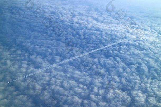 在飞行过程中，从飞机上看到一架喷气式飞机在云海中飞行的壮观景象