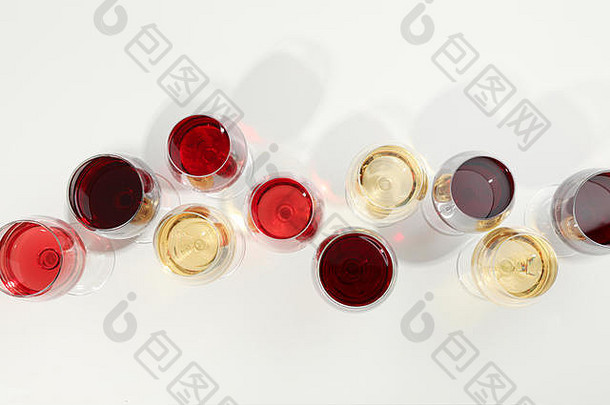 平铺构图。白底不同葡萄酒的玻璃杯，俯视图