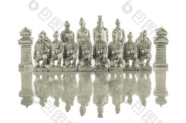 白色背景上孤立的国际象棋棋子的特写照片。复古亚洲风格。