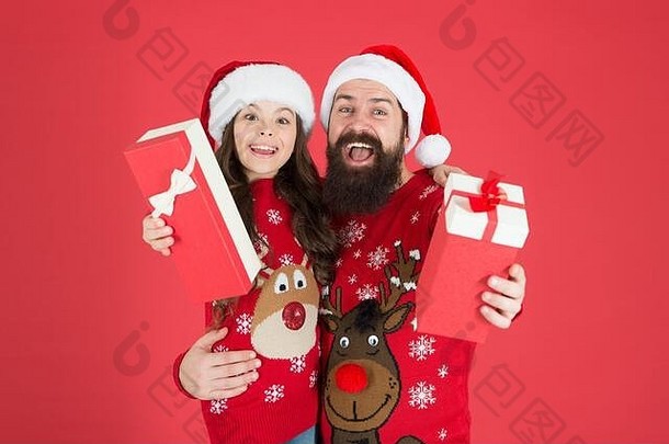 快乐时光。冬季传统。圣诞礼物。父亲抱着小女儿。孩子和爸爸一起庆祝圣诞节。可爱的家庭购物。买圣诞礼物。送货服务。购物中心概念。