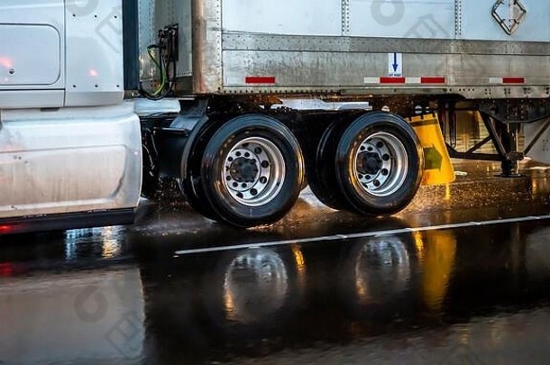 大钻井平台经典工业年级运输半卡车运输商业货物干的半预告片开车湿下雨晚上路