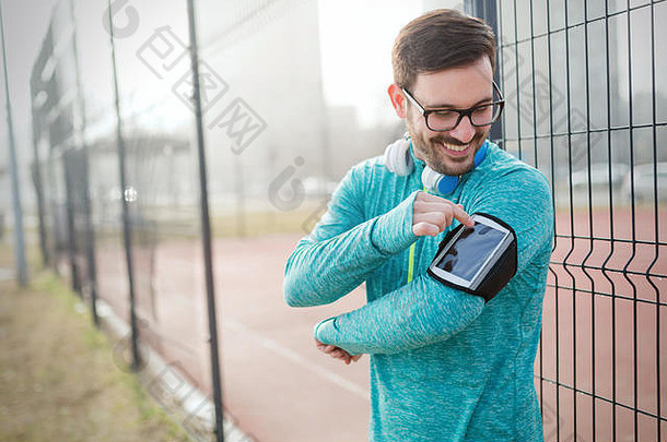 通过户外慢跑确定运动员的体能锻炼
