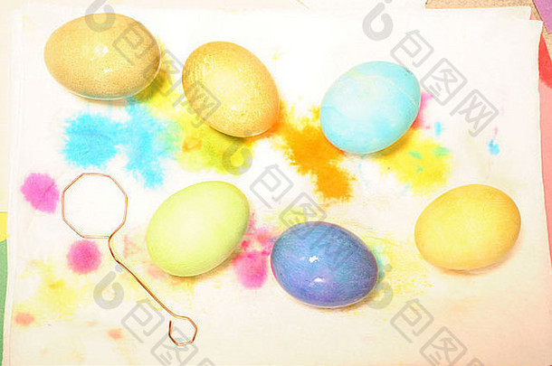 餐巾纸上彩色复活节彩蛋的照片