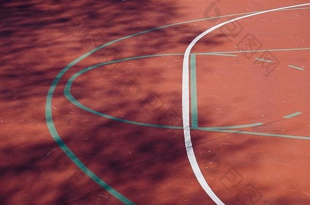 街上的篮球运动场
