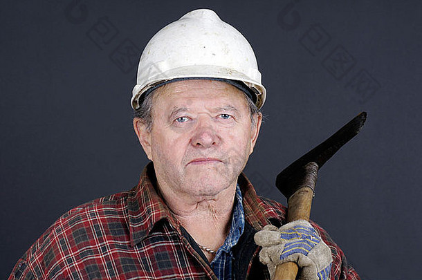穿成伐木工人手持斧头的老人或老人