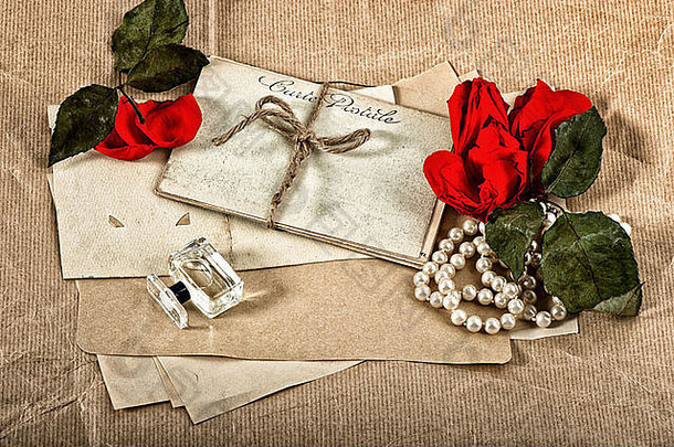 帖子卡片红色的玫瑰花香水波尔斯项链浪漫的古董背景情人节一天爱帖子