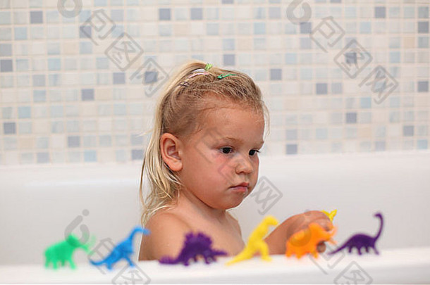 女孩玩<strong>玩具恐龙</strong>浴缸