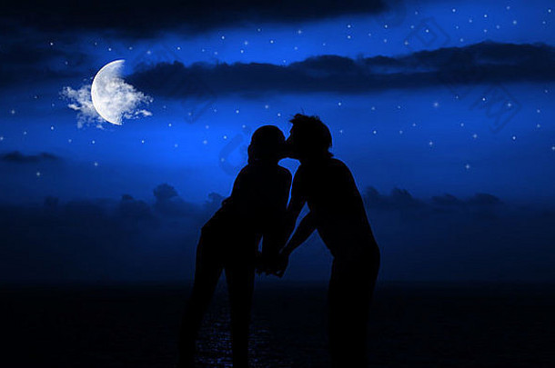 一对幸福的情侣在月光下浪漫地亲吻