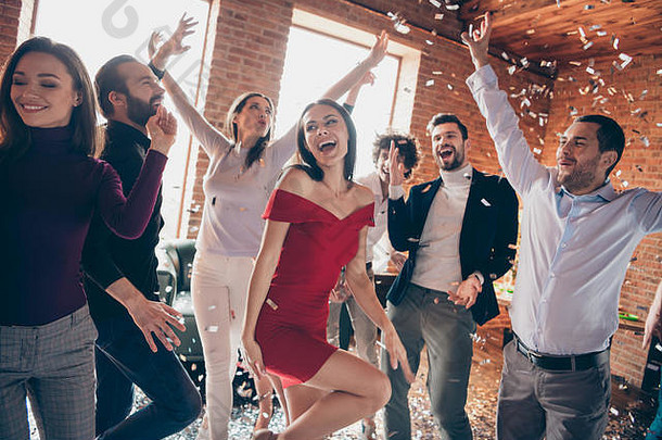 最好的朋友的照片舞池x-mas学生聚会令人惊奇的心情唱着最喜欢的歌一起休息穿着正式的衣服红色衬衫餐厅
