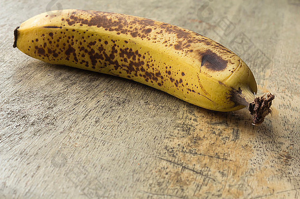 发现了棕色（的）香蕉准备好了烘焙香蕉面包