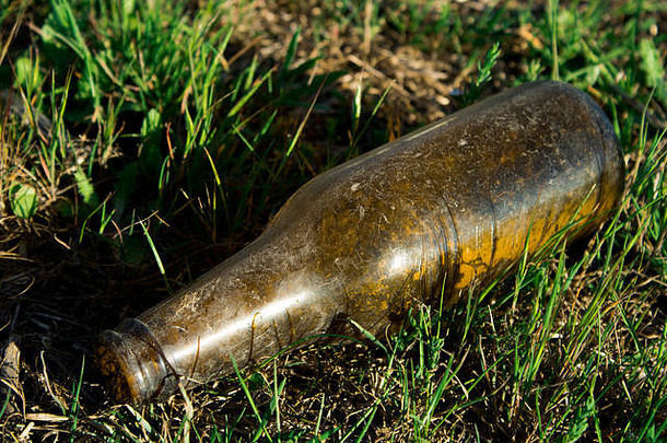 垃圾自然玻璃瓶说谎地板上环境污染场