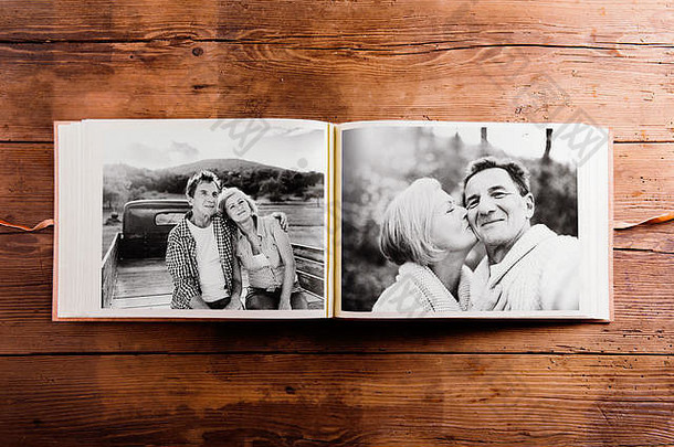 老年夫妇黑白照片相册。