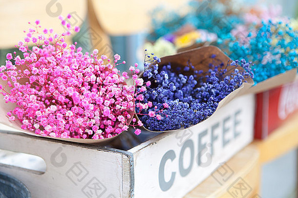 古董盒中的不同颜色花朵-户外拍摄