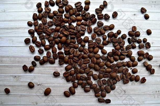 白色木质背景上的咖啡豆
