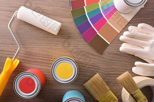 木制桌子上的彩色合成图盆和画笔。水平构图。顶视图。