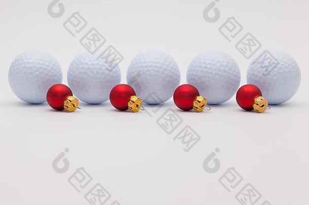 白色背景上的高尔夫球和红色圣诞装饰