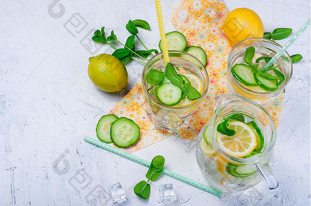 清爽的黄瓜鸡尾酒、<strong>柠檬</strong>水、解毒水装在白色背景的玻璃杯中。<strong>夏日饮</strong>料。俯视图