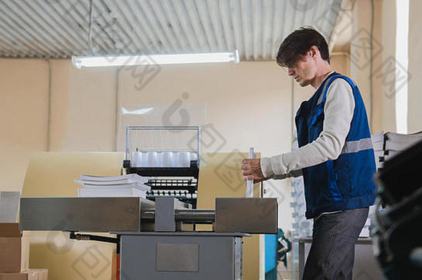 工人和印刷机，测谎仪行业-特写