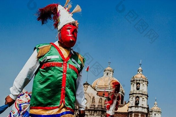 在墨西哥狂欢节上，墨西哥舞者身穿传统的墨西哥民俗服饰，色彩丰富