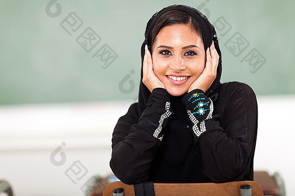 可爱的女阿拉伯大学学生教室