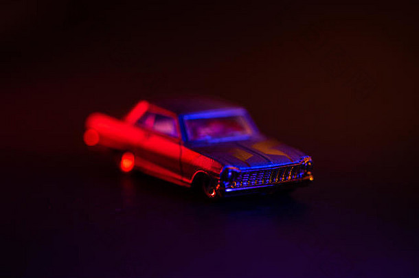 玩具车红色的蓝色的灯黑暗背景