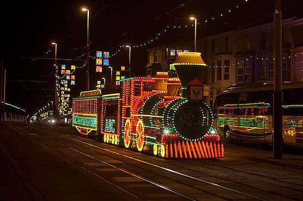 英国布莱克浦：有轨电车在布莱克浦照明期间用灯进行装饰