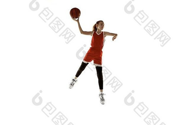 年轻的白人女篮球运动员在行动，在白色背景上孤立的跳跃运动。红发好动的女孩。运动、运动、活力和健康生活方式的概念。训练