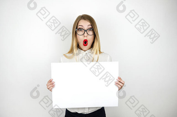 年轻的美丽的业务女人眼镜持有空白表纸公告孤立的白色背景空间文本