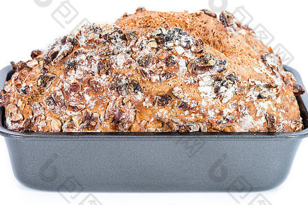 新鲜的烤胡桃木面包孤立的纯白色背景