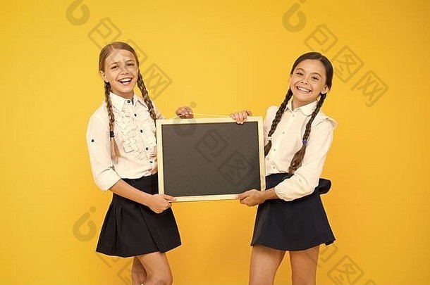 看看这个。学校女生可爱的学生拿着黑板复印空间。学校公告概念。同学们倡议团队黄色背景。加入学校俱乐部。学生社区。学校时间表。
