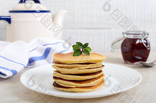 美味的煎饼树莓小时白色板厨房表格经典美国自制的早餐