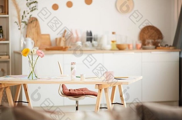温馨色调的家庭室内背景图片，舒适的木制厨房，桌上的鲜花，空间