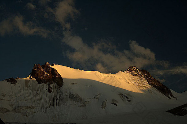 阿迪金冰川日落时的山脉，吉尔吉斯斯坦天山吉尔吉斯山脉，吉尔吉斯坦