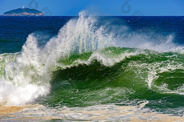在巴西里约热内卢的绿色和蓝色水域，热带风暴期间的巨大危险波浪