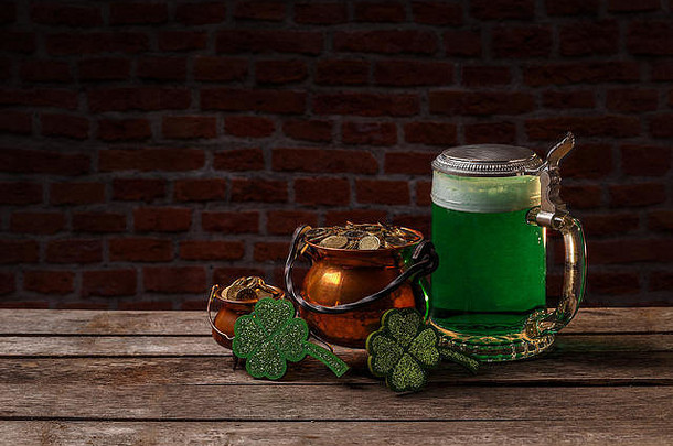 圣帕特里克节的概念，绿色啤酒和金色大锅，为您的文字空间