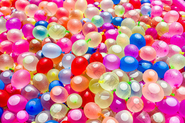 色彩斑斓的气球填满水纹理色彩斑斓的气球填满水
