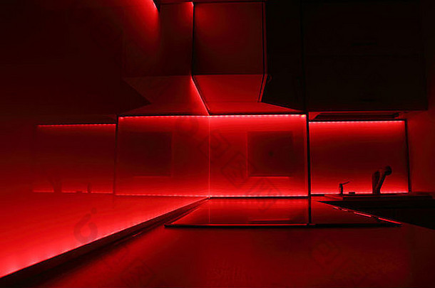 配备红色led照明的现代豪华厨房