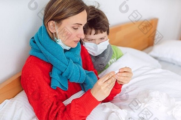 妈妈。儿子床上病毒感染