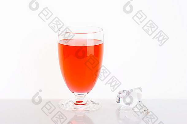 玻璃草莓汁白色背景