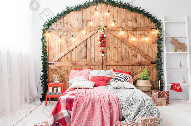 在卧室里过圣诞节。双床，圣诞室内，木墙背景