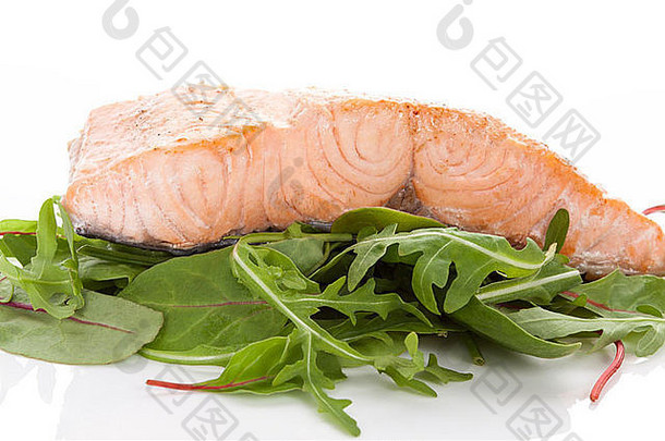 白底绿沙拉三文鱼牛排。吃健康的鱼。